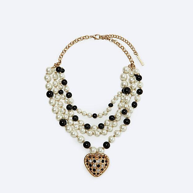 COLLAR DE PERLAS COMBINADAS Y CORAZÓN de Uterqüe