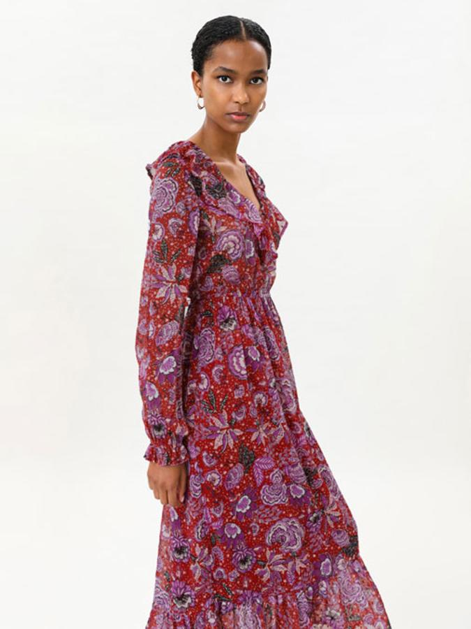 Este vestido midi de manga larga y cuello de pico cuenta con cintura elástica y detalle de volantes y tiene un precio de 17,99 euros.