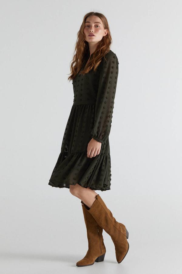 Entre los vestidos de tejido reciclado hemos escogido este con lunares en relieve y un acabado en volante en el bajo. En cuanto a su precio, es de 69,99 €.