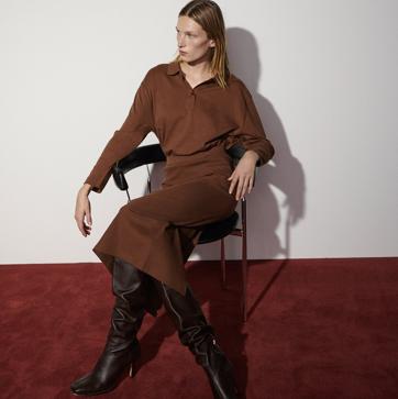 Imagen secundaria 1 - El marrón es el tono más buscado de la temporada y se lleva sobre todo tipo de prendas. Vestido corto drapeado de Zara (39,99 euros). Polo de punto de Zara (12,99 euros). Vestido midi de cuello alto de Zara (25,99 euros)