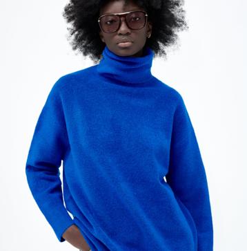Imagen secundaria 1 - El azul cobalto es el tono más elegante de la nueva temporada y suma enteros sobre prendas de punto, como los jerséis de alpaca o los vestidos de canalé. Top de manga larga asimétrico de Zara (15,99 euros) Jersey de cuello alto de Zara (29,99 euros). Vestido sin mangas de canalé de Zara (19,99 euros). 