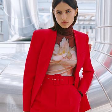 Imagen secundaria 1 - El rojo pone la nota de color a la temporada de otoño. Jersey de cashmere de Zara (49,99 euros). Americana de traje de Zara (39,99 euros). Conjunto de camisa y falda midi con estampado de lunares de Zara (25,99 euros). 