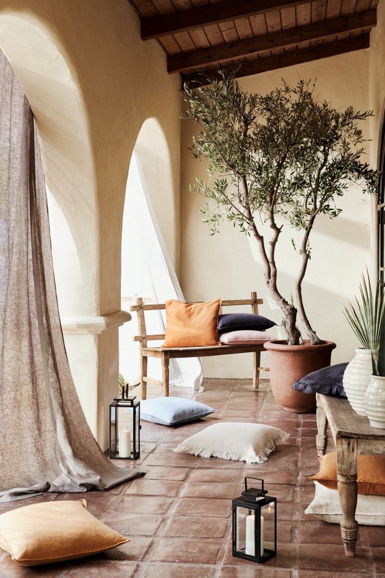 Por menos de 10 euros en H&M Home, estos cojines añadirán una nota de color perfecta para seguir la norma 60-30-10 en tu salón, en la terraza o en el dormitorio.