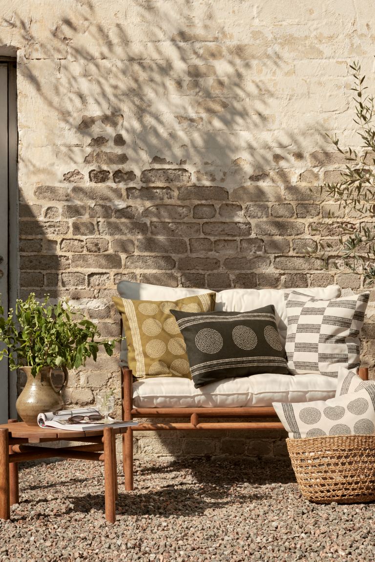 Perfectos para la terraza, el salón o el dormitorio, estos cojines estampados están rebajados a 2.99 euros en H&M Home.