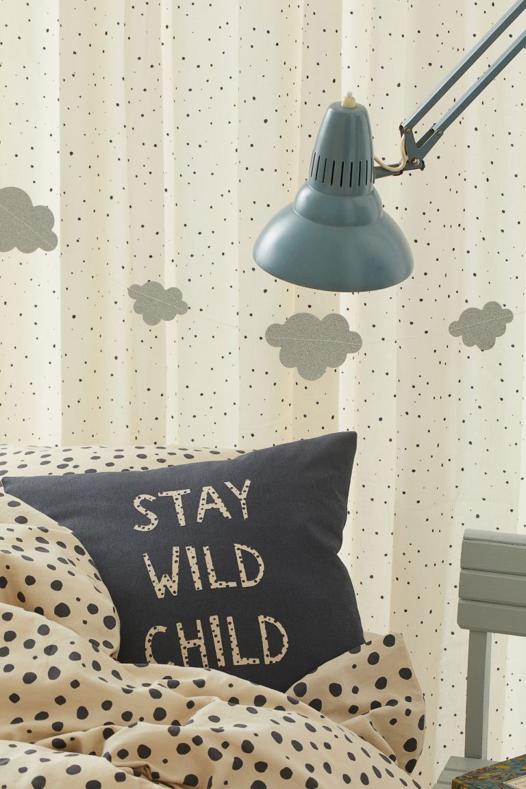 También para la habitación de los más peques, este cojín con mensaje cuesta 4.99 euros.