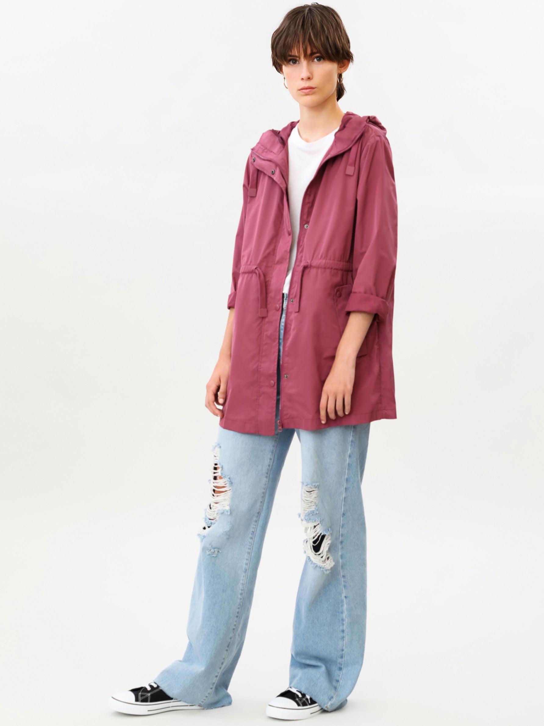 Esta parka ligera con capucha de Lefties, en color vino, cuesta 22.99 euros y es cómoda, ponible y con mucho estilo.