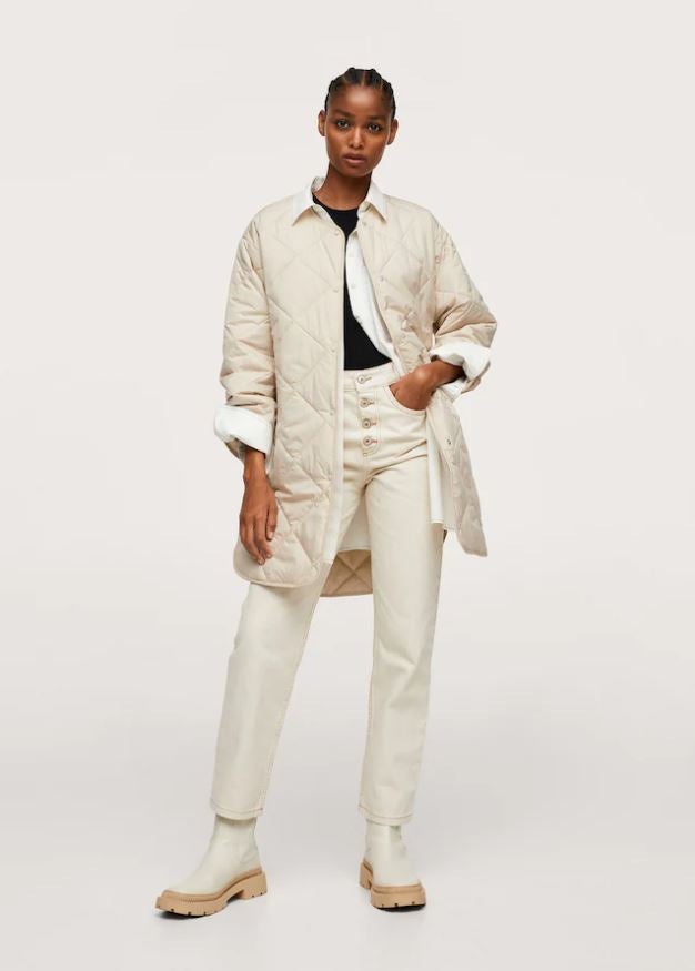 En Mango hemos encontrado esta parka acolchada en color blanco roto, elegante y muy cómoda, por menos de 50 euros.