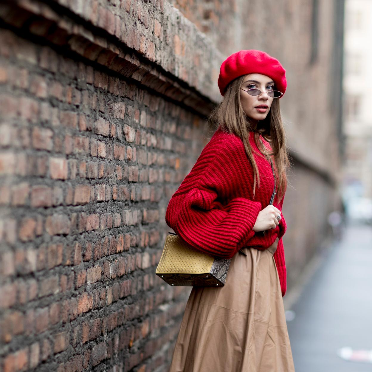 Dale un toque diferente a tus pantalones y faldas camel con una prenda de punto rojo como estas de Mango y Zara