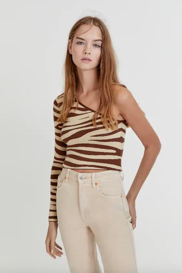 Diseño asimétrico para este jersey de Pull&Bear con estampado animal que podemos encontrar en blanco y en negro y en beige y marrón. De diseño ajustado, cuesta 17,99 euros y está disponible entre las tallas XS y L. 