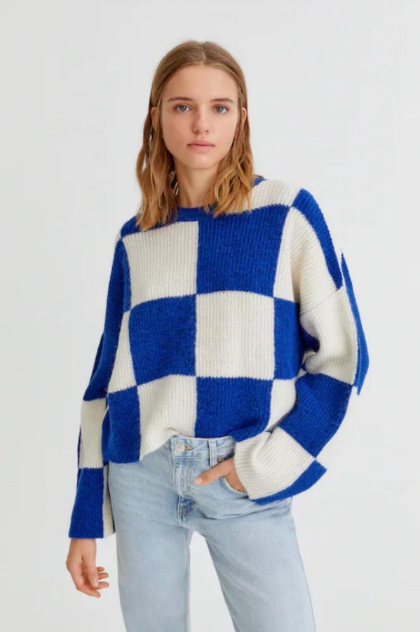Pull&Bear apuesta por el estampado damero en tres versiones diferentes, con blanco y rosa o azul y en crudo con marrón. Con cuello redondo y mangas largas, tiene un precio de 22,99 euros y está disponible entre las tallas XS y XL.