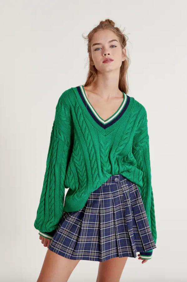 Disponible en gris, azul, verde y rojo, este bonito jersey de punto con diseño de ochos y de estilo college es de Pull&Bear, tiene cuello de pico con rib y mangas largas. Con un precio de 25,99 euros, podemos encontrarlo entre las tallas XS y L. 