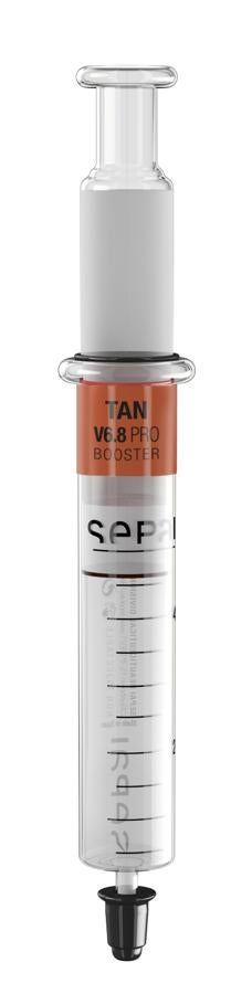 Este producto mezclado con tu sérum, crema o loción ayuda a intensificar el bronceado. Disponible en dos versiones para cara y cuerpo, estimula la liberación de melanina, prolongando de esa manera el bronceado. Se recomienda utilizarlo durante tres semanas después de la exposición mezclado con el producto de hidratación habitual para conseguir unos resultados óptimos. (Face, 49 euros; Body, 69 euros).