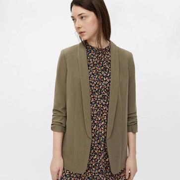 Imagen secundaria 1 - Esta chaqueta dará un toque elegante a tus looks de diario