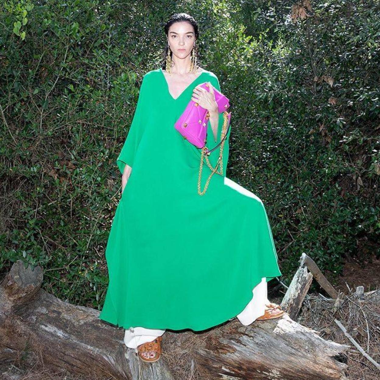 Pincha en la imagen para ver Zara quiere que nos pongamos verdes con faldas, vestidos y pantalones nacidas para elevar todos tus looks