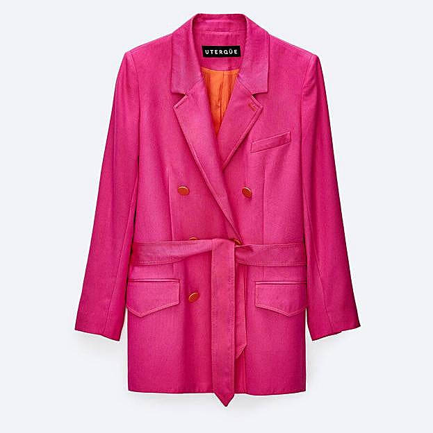 Americana larga fucsia con cinturón, de Uterqüe. 159 euros