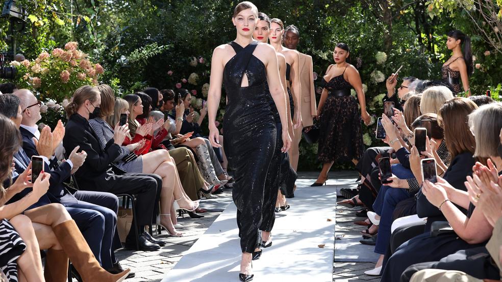 Gigi Hadid cerró el desfile de Michael Kors p/v 2022 en Nueva York