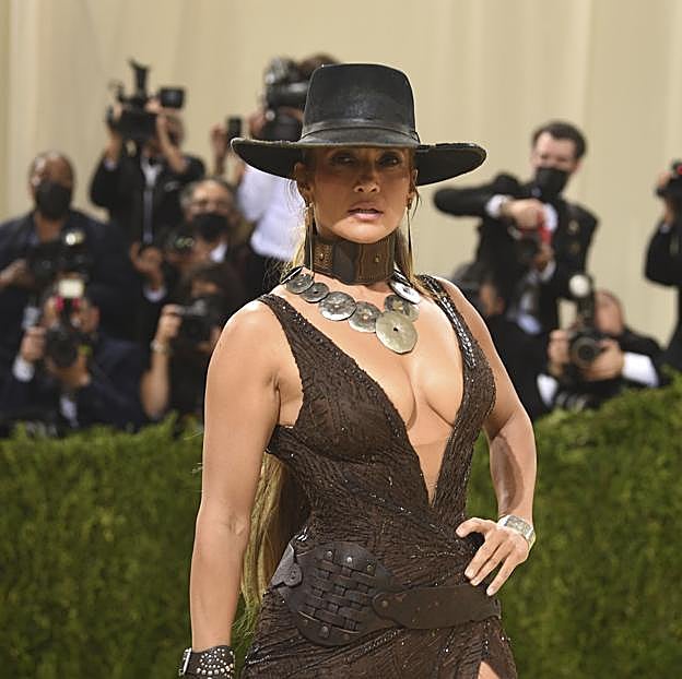 Imagen principal - De Jennifer Lopez a Gigi Hadid: Los mejores (y peores) looks y vestidos de la MET Gala 2021