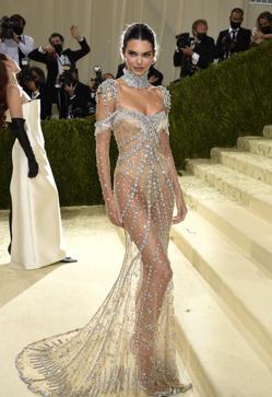 Imagen secundaria 2 - De Jennifer Lopez a Gigi Hadid: Los mejores (y peores) looks y vestidos de la MET Gala 2021