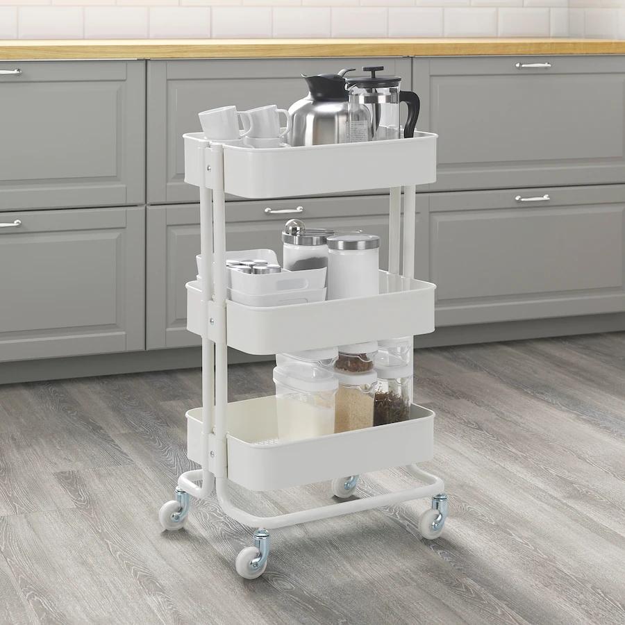 Este carrito es otro de los clásicos de IKEA que habrás visto una infinidad de veces. Se puede añadir en la cocina, en el baño, o incluso en la zona de oficina. Cuesta 29 euros.