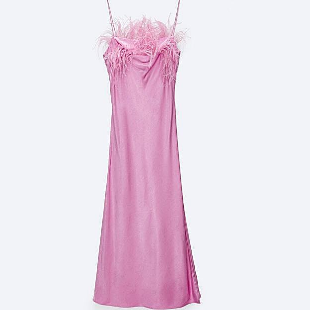 Vestido midi satinado rosa con detalles de plumas de Uterqüe. 129euros