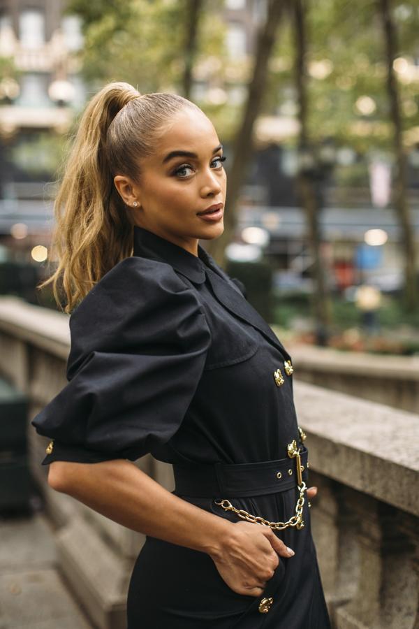 Es el peinado noventero por excelencia. Sólo tienes que recoger todo tu pelo en lo alto de tu cabeza y recogerlo con un coletero muy tirante para que la coleta quede como si de la de un caballo se tratase. Si quieres ocultar el coletero como la chica de la imagen, sólo tienes que cubrirlo con un mechón de tu propio pelo y sujetarlo con una horquilla.