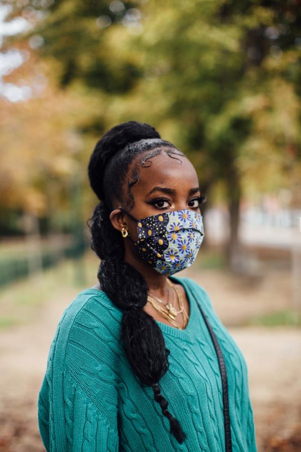 ¿Pensabas que la típica coleta de burbujas sólo quedan bien a las mujeres con el pelo liso? Pues nada más lejos de la realidad. Como puedes ver en la imagen, a las chicas con el pelo rizado también les queda espectacular. Recoge todo tu pelo en una coleta alta y veta haciendo separaciones con gomas más o menos a la misma distancia para que quede perfecta.