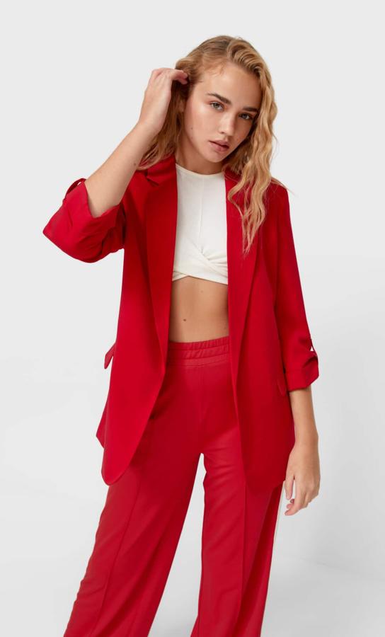 Con solapa con muesca, manga tres cuartos acabada en vuelta con trabilla y diseño de hombros marcados, en Stradivarius han apostado por el negro, el blanco, el rosa y el rojo para una blazer que viene con bolsillos delanteros con solapa y cuesta 29,99 euros. Está disponible entre las tallas XS y XL.