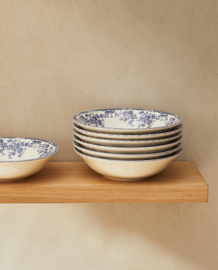 Bol de loza con estampado de flores en azul y fondo blanco. Se venden de forma individual y cada bol cuesta 4,99 euros.