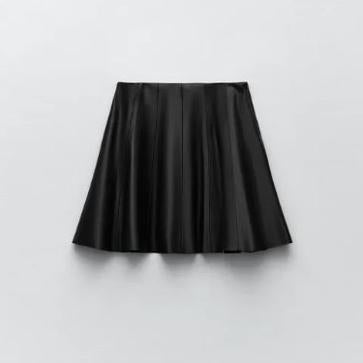 Imagen secundaria 1 - Blusa blanca, falda mini y botas: El look rejuvenecedor y perfecto para el entretiempo que le vas a copiar a Sara Carbonero