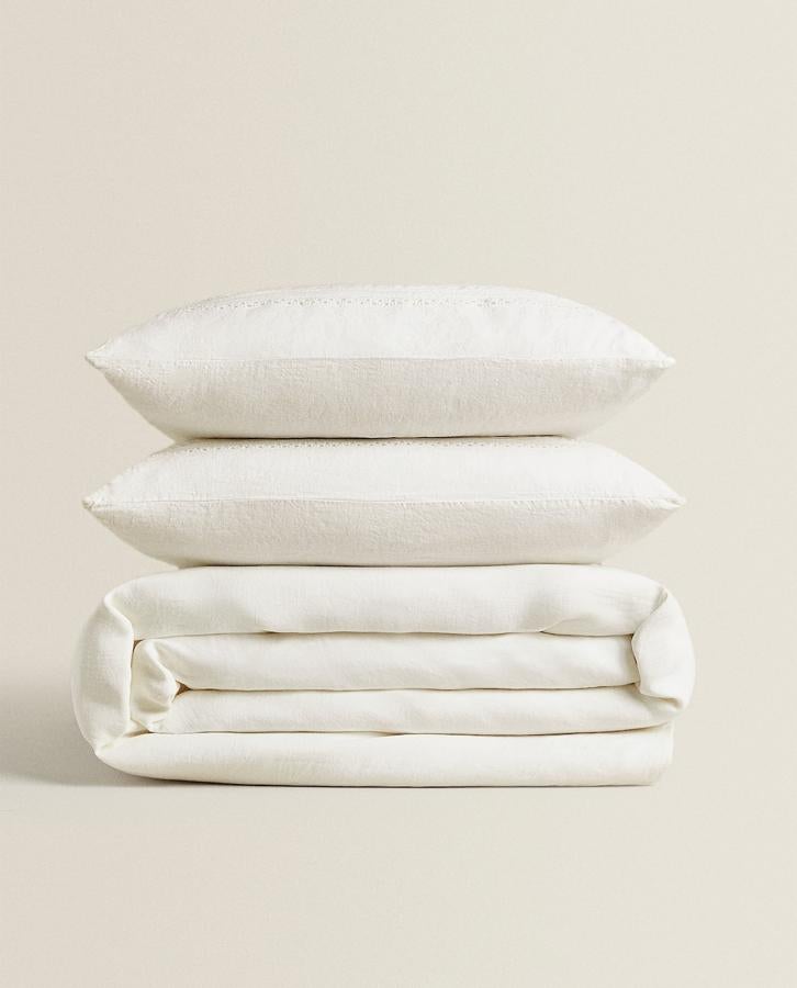 Funda nórdica de lino bordado en color blanco (129 € - 149 €).