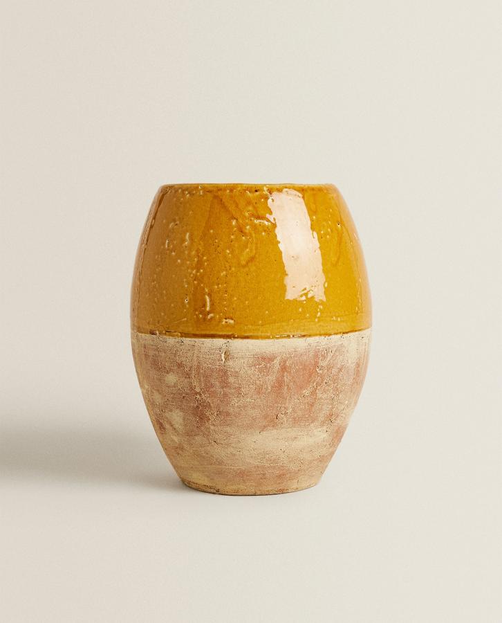 Jarrón (59,99 euros) fabricado en terracota con esmaltado en color mostaza. 