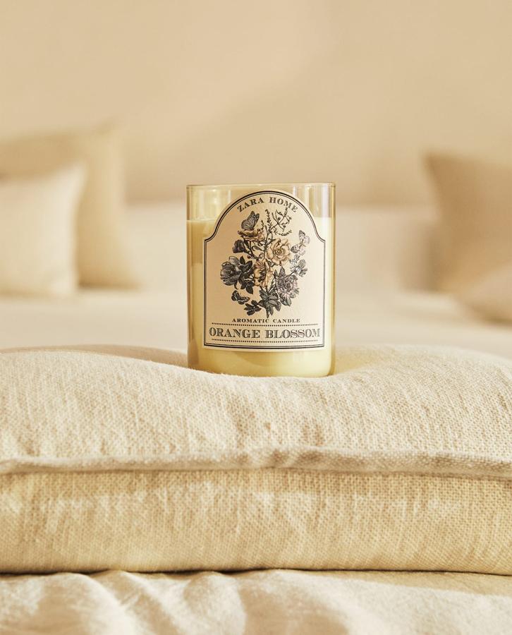 Vela de cera 100% vegetal (17,99 euros) con aroma a toques cítricos de bergamota, azahar y geranio.