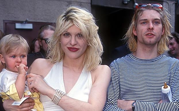 Courtney Love y Kurt Cobain con la hija de ambos, Frances Bean, en 1993, un año antes de que el cantante de Nirvana se suicidara.
