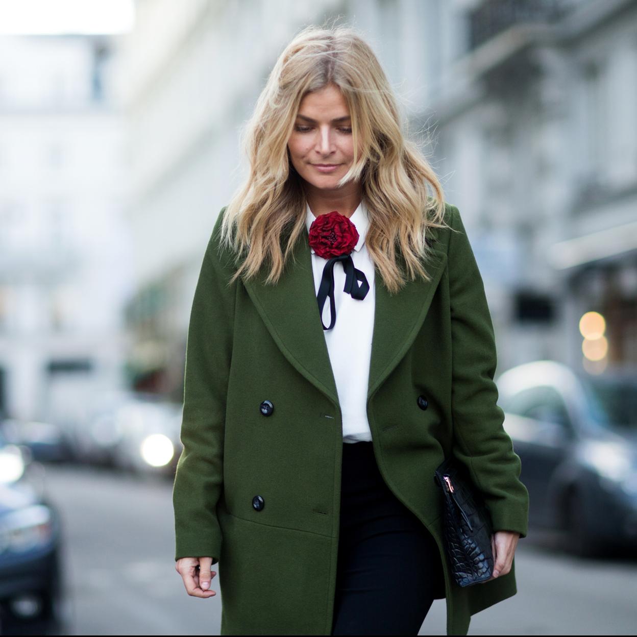 Pincha en la imagen para descubrir las camisas rosas que triunfan en Instagram y son perfectas para tus looks con vaqueros.