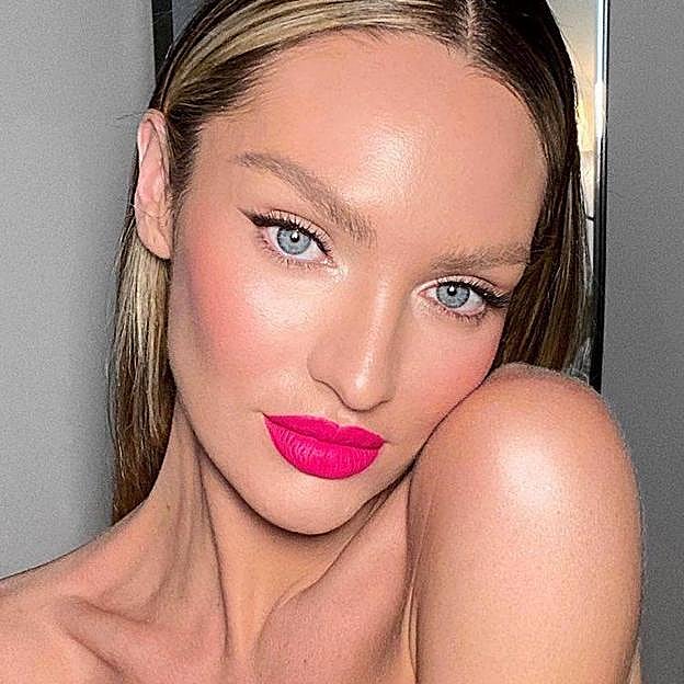 Esta base de maquillaje antiedad super ligera y natural con vitamina C (trata y protege) es como un efecto filtro perfeccionador, se siente como una segunda piel y deja un cutis radiante