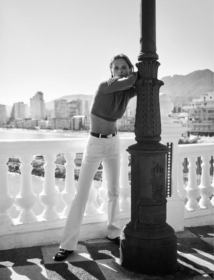 Jersey de Fendi, vaqueros de Caroll, cinturón de Gucci y mocasines de Roger Vivier.