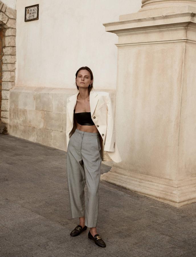 Americana de Sportmax, top y pantalones de Loewe y mocasines de Tod´s.