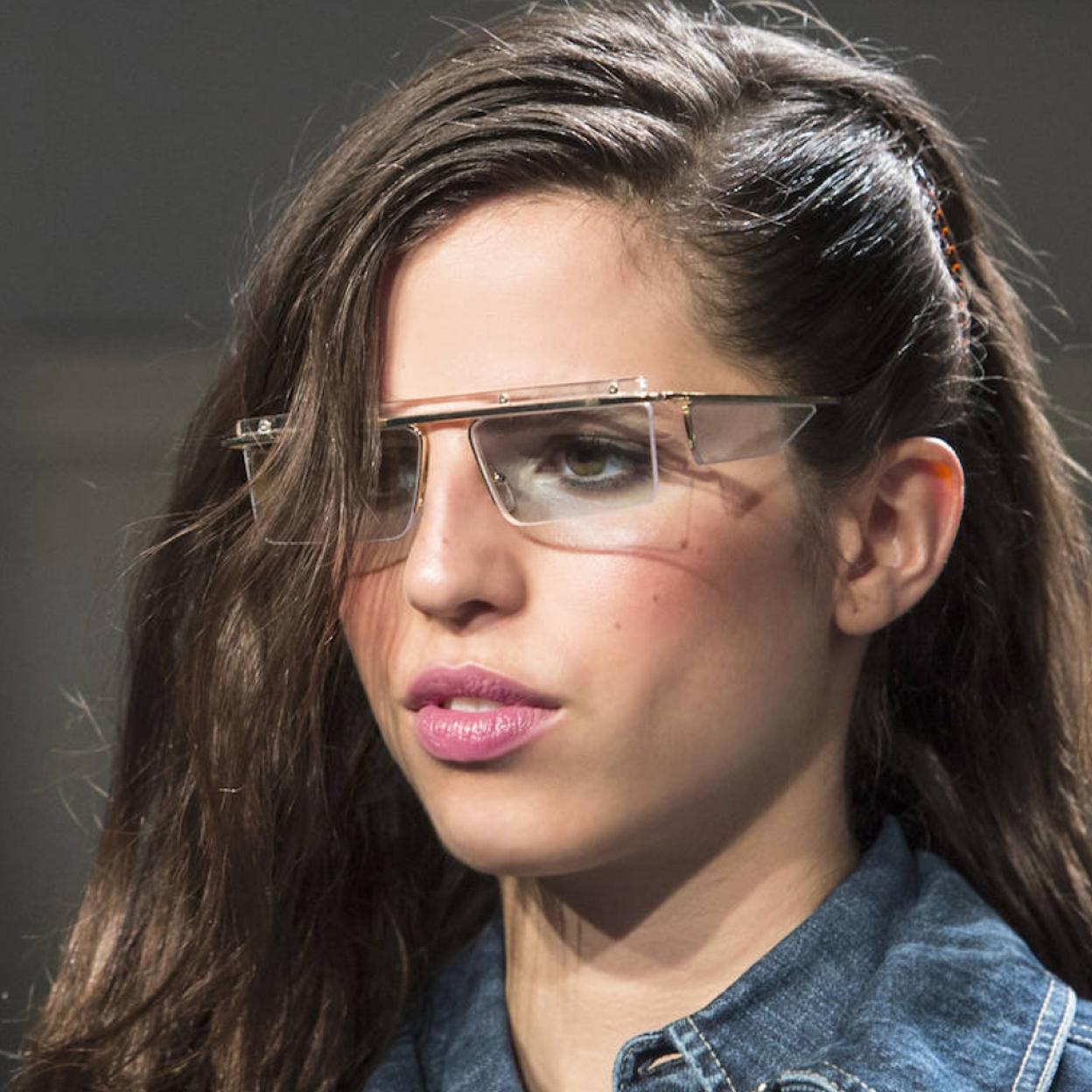 Pincha en la foto para ver los productos para que el pelo teñido luzca brillante y con un color vivo y duradero