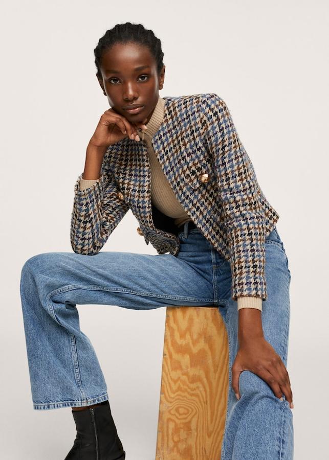 Las chaquetas de tweed se llevan más cortas que nunca. Este diseño con botones dorados es perfecto para llevar con vaqueros a la oficina. Chaqueta de Mango (59,99 euros) 