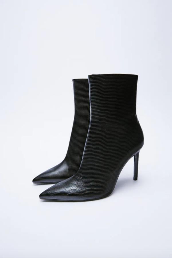 El calzado siempre es una inversión a la que podemos sacar mucho partido y en la temporada otoño-invierno son imprescindibles unos botines que podemos combinar con un traje elegante o unos jeans, todo depende del look que queramos conseguir. Estos son de Zara, cuestan 45,95 euros y están disponibles entre los números 35 y 42.