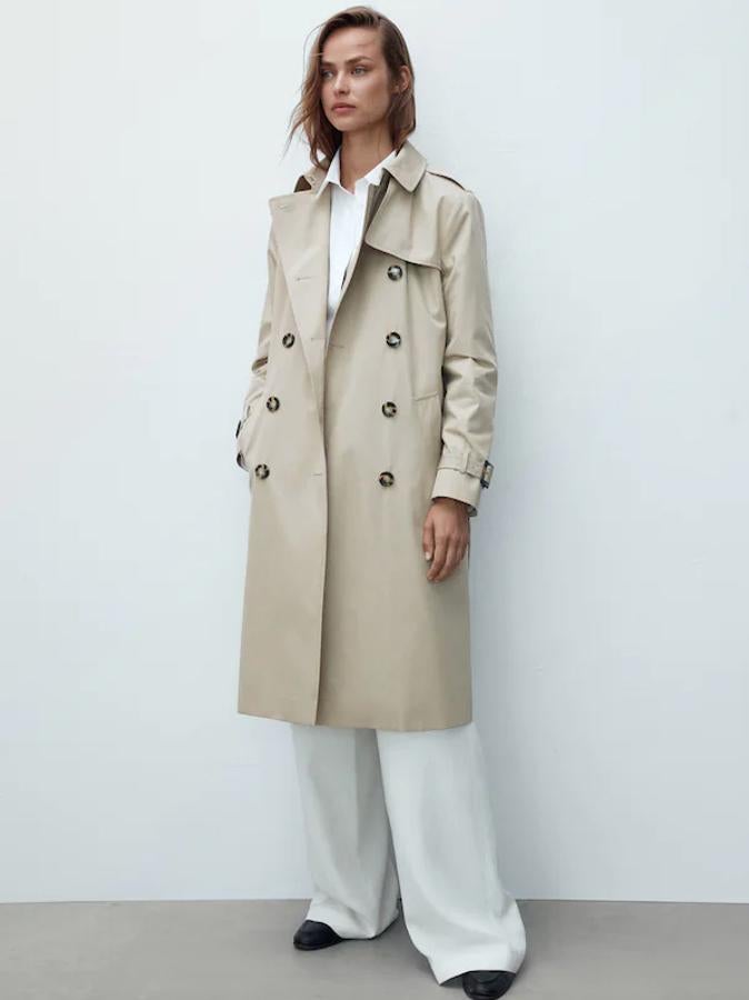 Puede que no sean tu prenda favorita, pero las gabardinas son un gran aliado a la hora de conseguir que cualquier look se vea elegante. Ya sea con capas sobre bermudas y una camiseta, con un jersey de punto y camisetas, este clásico de la moda siempre es un acierto. Esta de Massimo Dutti en color beige cuesta 149 euros y está disponible entre las tallas XS y L. 