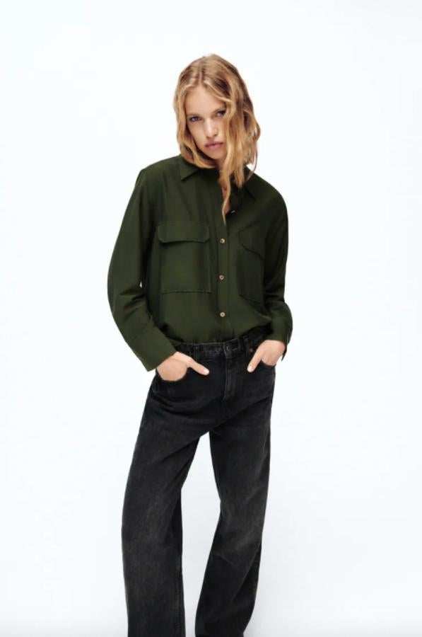 Con cuello de solapa y bolsillos de plastrón con solapa en la pechera, esta blusa de Zara en verde oscuro viene con mangas largas acabadas en puño y detalle de pespunte a contraste. Tiene el bajo asimétrico con aberturas laterales y cierre frontal de botones y está disponible entre las tallas XS y XXL por 29,95 euros. 