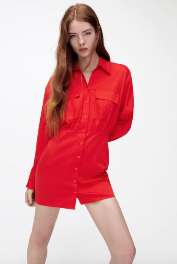 Diseño corto con cuello de solapa y mangas largas acabadas en puño para este vestido camisero en popelín de Zara que tiene bolsillos de plastrón con solapa en la pechera y detalle de pinza en la espalda. Con cierre frontal de botones a tono, cuesta 29,95 euros y está disponible entre las tallas XS y XXL.