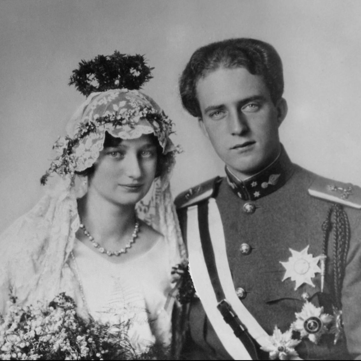 Pincha para ver la historia detrás de las 15 tiaras más impactantes de la realeza: de Doña Letizia a la reina Isabel II.