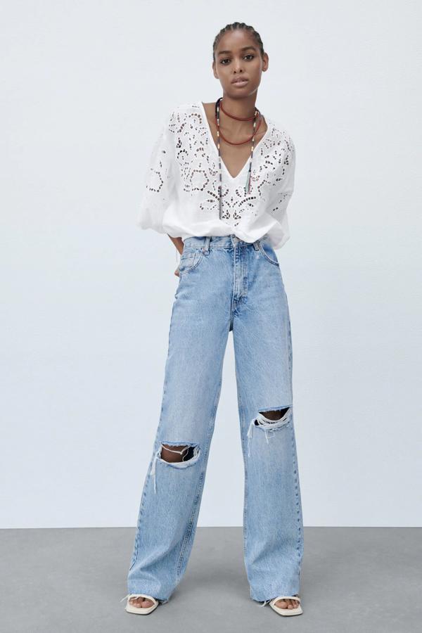 Esta camisa con escote de pico y manga larga abullonada acabada con lazos cuenta con detalle de bordados perforados y tiene un precio de 29,95 euros. Es de Zara.