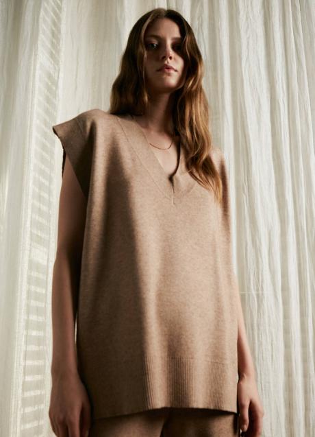 Imagen - El chaleco tiene el escote en forma de pico