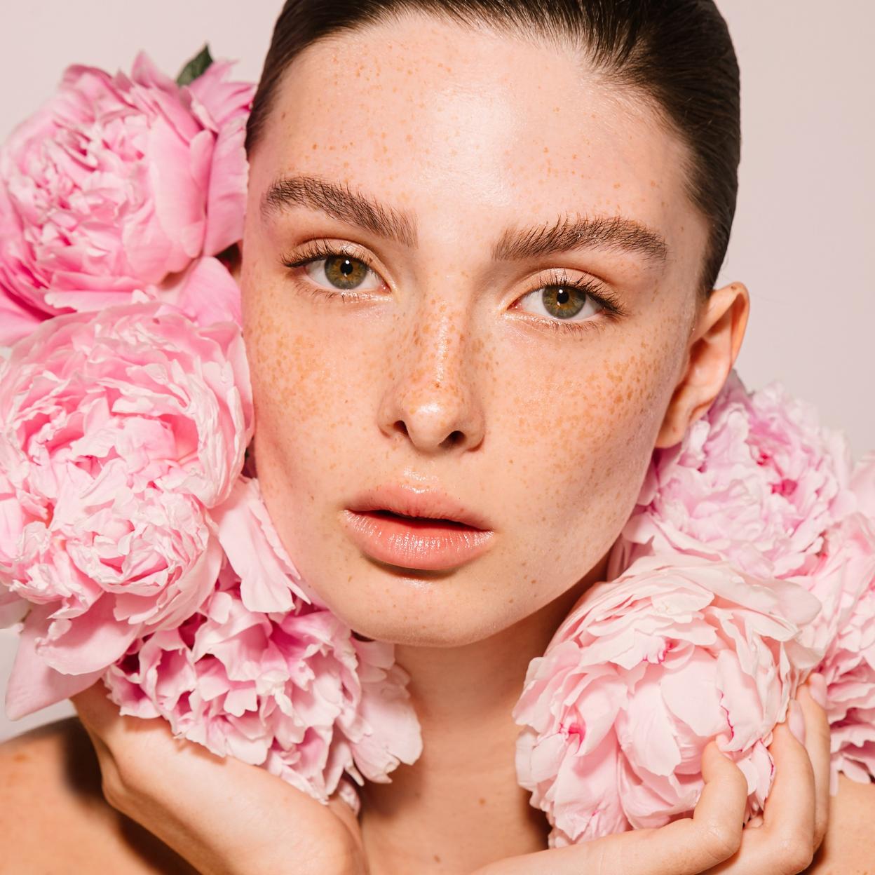 Pincha en la imagen para descubrir nuestros favoritos de belleza que merecen la pena: un sérum crecepelo, un brillo de labios con vitamina c...