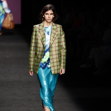 Imagen secundaria 1 - Los mejores looks de los desfiles de la Fashion Week de Madrid: tendencias, colores y tejidos que se llevarán la próxima temporada
