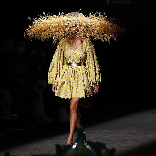Imagen principal - Los mejores looks de los desfiles de la Fashion Week de Madrid: tendencias, colores y tejidos que se llevarán la próxima temporada