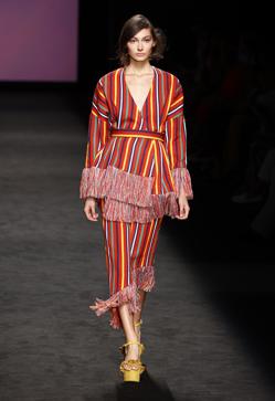 Imagen secundaria 2 - Los mejores looks de los desfiles de la Fashion Week de Madrid: tendencias, colores y tejidos que se llevarán la próxima temporada